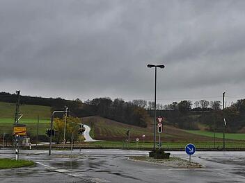 Im Zuge des Neubaus der ICE-Trasse und des Brückenbaus bei Niederfüllbach wird die Einmündung vom Sandweg (links) auf die B 303 überplant. Der Einmündungsbereich soll deutlich größer werden, außerdem wird ein neues Gehwegteilstück den Fußgängern einen sicheren Übergang gewährleisten. Foto: Gabi Arnold