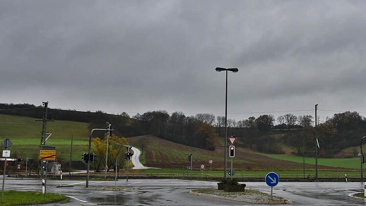 Im Zuge des Neubaus der ICE-Trasse und des Brückenbaus bei Niederfüllbach wird die Einmündung vom Sandweg (links) auf die B 303 überplant. Der Einmündungsbereich soll deutlich größer werden, außerdem wird ein neues Gehwegteilstück den Fußgängern einen sicheren Übergang gewährleisten. Foto: Gabi Arnold