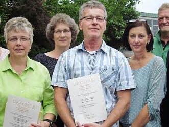 Mitarbeiterehrung in der evangelischen Kirchengemeinde Weitramsdorf (von links): Carolin Gehrlicher, Angela Schmölz, Christiane Franke, Bernd-Ulrich Schmölz, Karina Strehler, Bernd Spiegel und Pfarrer Michael Meyer zu Hörste Foto: Doris Weidner