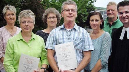 Mitarbeiterehrung in der evangelischen Kirchengemeinde Weitramsdorf (von links): Carolin Gehrlicher, Angela Schmölz, Christiane Franke, Bernd-Ulrich Schmölz, Karina Strehler, Bernd Spiegel und Pfarrer Michael Meyer zu Hörste Foto: Doris Weidner