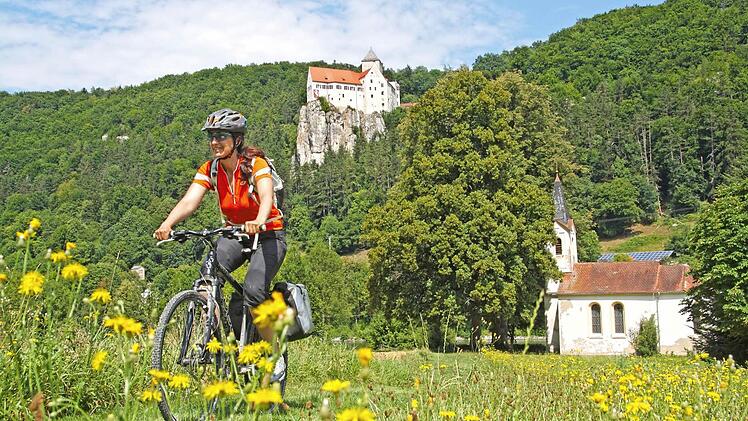 Der Fünf-Flüsse-Radweg ist gespickt mit Kulturschätzen wie beispielsweise die Burg Prunn. Fotos: djd/Tourismusverband Ostbayern e.V.