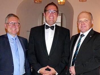 Vizepräsident Hans-Peter Brendel, Sekretär Benedikt Drempetic und Präsident Bernd Sesselmann erwarten ihre Gäste. Foto: Dieter Hübner