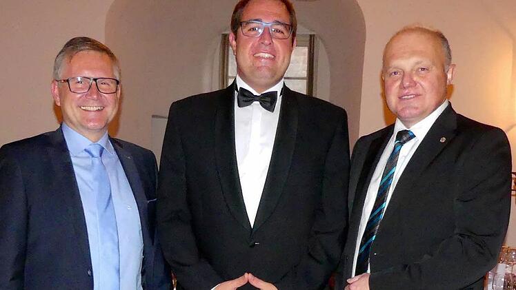 Vizepräsident Hans-Peter Brendel, Sekretär Benedikt Drempetic und Präsident Bernd Sesselmann erwarten ihre Gäste. Foto: Dieter Hübner
