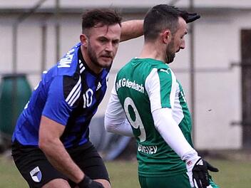 Nach dem 4:1 im Heimspiel gegen Gebenbach und dem Remis bei den Würzburger Kickers II wollen Adem Selmani (l.) und die SpVgg Jahn Forchheim auch im Heimspiel gegen Hof am Samstag etwas reißen. Zink