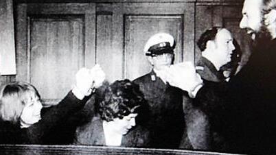 Kein Respekt vor der Justiz: Im Gerichtssaal blödelt Ingrid Schubert (links) mit Anwalt und RAF-Mitglied Horst Mahler.
