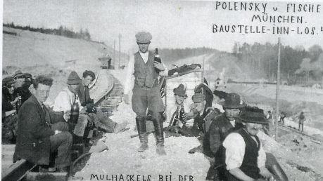 Die Mulhackels, wie sich die Angeworbenen  nannten, leisteten schwere Arbeit. Die Brotzeit war eine willkommene Auszeit.Foto: Stadtarchiv Waldkraiburg
