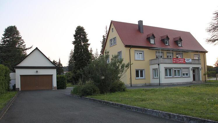 Hinter dieser Villa in der Altenkunstadter Theodor-Heuß-Straße baut das BRK sein "Haus des Kindes plus" mit 24 Krippen-, 25 Kindergarten- und 40 Hortplätzen. Das Nebengebäude (links im Bild) muss einer Zufahrt und Stellplätzen weichen. Über Letztere ist es im Bauausschuss zu einer regen Diskussion gekommen. Foto: Stephan Stöckel/Archiv