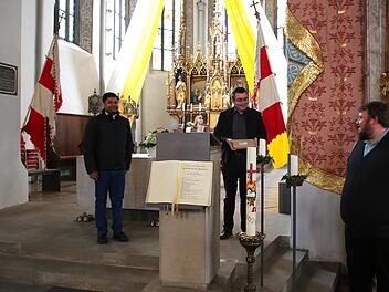 Pfarrvikar Vijaya Boddu (links), Pfarradministrator Peter Fischer (Mitte) und Pfarrer Tobias Knötig in der Seßlacher Stadtkirche, wo nun auch wieder die Evangelischen ihre Gottesdienste halten dürfen.