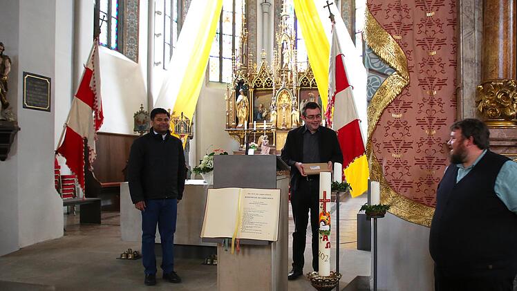 Pfarrvikar Vijaya Boddu (links), Pfarradministrator Peter Fischer (Mitte) und Pfarrer Tobias Knötig in der Seßlacher Stadtkirche, wo nun auch wieder die Evangelischen ihre Gottesdienste halten dürfen.