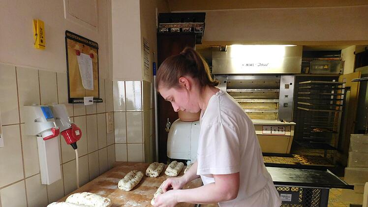 Barbara Hesselbach konzentriert beim Backen von Christstollen. Sie steigt bei ihrem Freund in Passau in eine Bäckerei ein. Foto. Franziska Keller