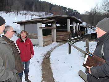 Hermann und Ingeborg Hugel (von rechts) führten gestern den Bauausschuss der Gemeinde Ködnitz über ihr Anwesen in Ebersbach. Das Ehepaar will von dem Stall eine Überdachung nach rechts errichten. Mit dabei auch Bürgermeister Stephan Heckel (Zweiter von links). Foto: Jürgen Gärtner