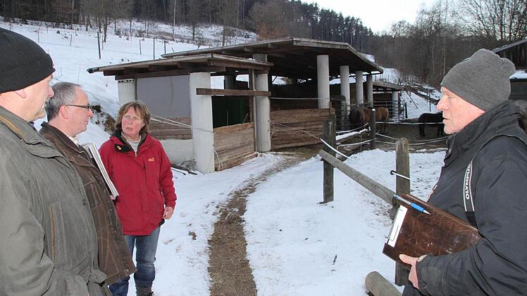 Hermann und Ingeborg Hugel (von rechts) führten gestern den Bauausschuss der Gemeinde Ködnitz über ihr Anwesen in Ebersbach. Das Ehepaar will von dem Stall eine Überdachung nach rechts errichten. Mit dabei auch Bürgermeister Stephan Heckel (Zweiter von links). Foto: Jürgen Gärtner