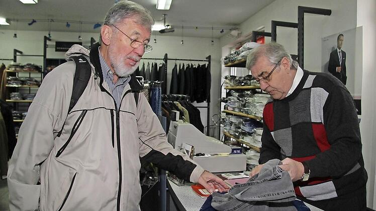 Pfarrer Erwin Lohneisen vertraut auf den Modegeschmack von Jochen Deuber und bringt auch mal was zum Reparieren vorbei.