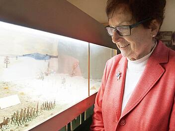 Gerda Hofmann besichtigt die Ausstellung. Fotos: Arkadius Guzy