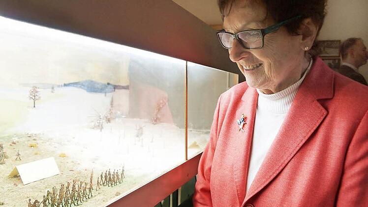 Gerda Hofmann besichtigt die Ausstellung. Fotos: Arkadius Guzy
