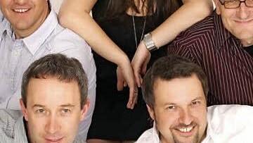 Die Corso-Band mit Rektor Philipp Arnold (vorne rechts) sowie Drummer Olaf Hegen aus Heubach (vorne links) spielt am Abend bei der Schulparty auf.   Foto: privat
