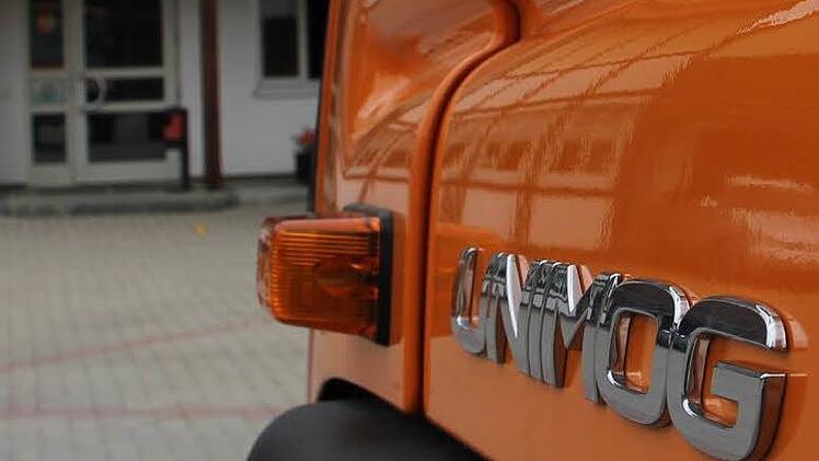 Die Marktgemeinde Küps will einen neuen Unimog kaufen. Auf dem Bauhofgelände wurde den Mitgliedern des Bauausschusses ein solches Fahrzeug präsentiert. Foto: Marco Meißner