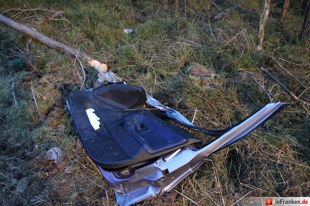 BMW wickelt sich um Baum - Fahrer schwerst eingeklemmt