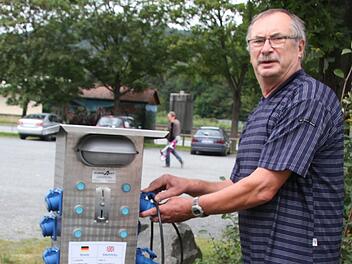 Für einen Euro tankt Karl-Heinz Schöntag (70) Strom. Gemeinsam mit seiner Frau Melanie (67) und Hund Schorschi will er zwei Tage in Kulmbach bleiben. Foto: Sonny Adam