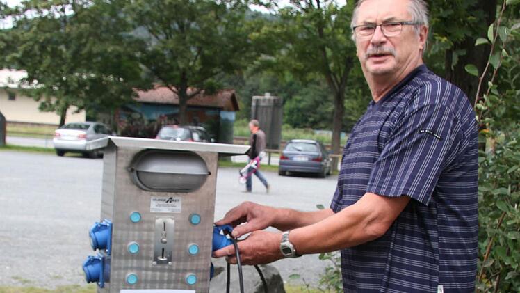 Für einen Euro tankt Karl-Heinz Schöntag (70) Strom. Gemeinsam mit seiner Frau Melanie (67) und Hund Schorschi will er zwei Tage in Kulmbach bleiben. Foto: Sonny Adam