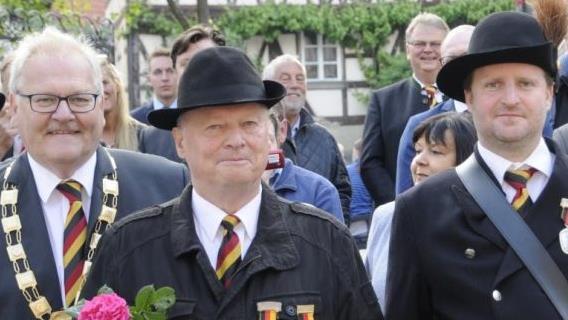Bürgermeister Claus Bittenbrünn (links) ehrte Ewald Fischer für 50-malige und Tambour Dominik Blümmert (weiter von links) für 25-malige Teilnahme am Bürgerwehrauszug mit der Bürgerwehrmedaille der Stadt Königsberg