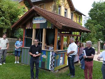 Die Bewertungskommission bei ihrer Tour durch Harsdorf. Mit im Bild Bürgermeister Günther Hübner (Zweiter von rechts). Foto: Werner Reißaus