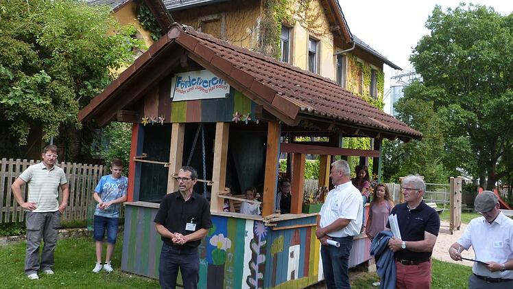 Die Bewertungskommission bei ihrer Tour durch Harsdorf. Mit im Bild Bürgermeister Günther Hübner (Zweiter von rechts). Foto: Werner Reißaus
