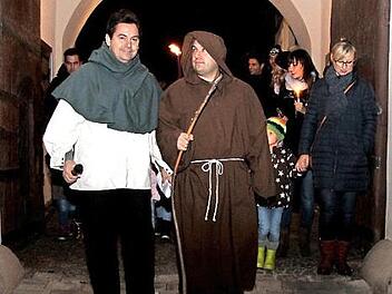 Der Franziskanermönch Antonius stand im Mittelpunkt der Nachtwanderung am Vorabend von Allerheiligen.  Foto: Richard Sänger