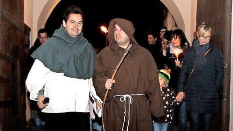 Der Franziskanermönch Antonius stand im Mittelpunkt der Nachtwanderung am Vorabend von Allerheiligen.  Foto: Richard Sänger