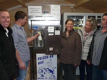 B&uuml;rgermeister Bernd H&ouml;fer, Florian Taubmann, Monika Taubmann und Bernd Taubmann bei der offiziellen Inbetriebnahme des Milchautomaten in Neida  Foto: Karin G&uuml;nther