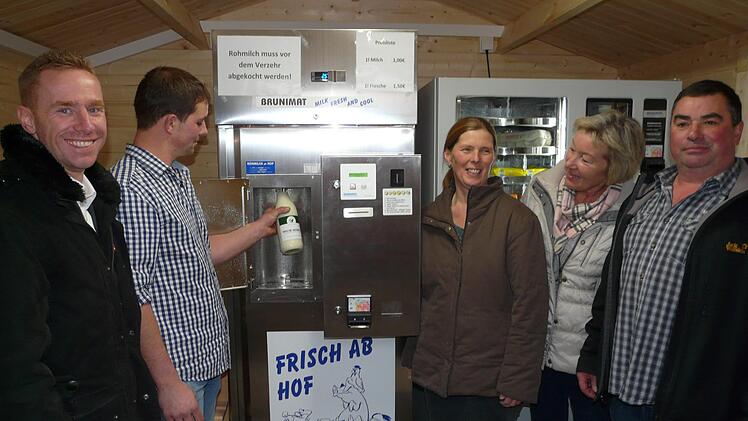 B&uuml;rgermeister Bernd H&ouml;fer, Florian Taubmann, Monika Taubmann und Bernd Taubmann bei der offiziellen Inbetriebnahme des Milchautomaten in Neida  Foto: Karin G&uuml;nther