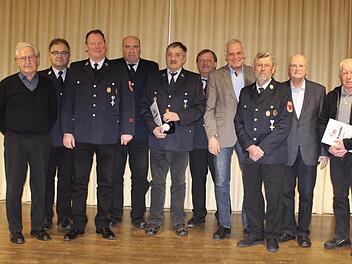 Ehrungen gab es für langjährige Mitgliedschaft bei der Freiwilligen Feuerwehr in Wildflecken (von links): Dieter Zurek (25 Jahre), Kommandant Georg Helfrich, Manfred Müller (40), Karl Willi Müller (40), Christian Breitenbach (45), Wolfgang Schmid (45), Paul Gundelach (45), Walter Erb (50), Walter Gutmann (50), Georg Gundelach (65) und Harry Schäfer (Vorsitzender des Feuerwehrvereins). Es fehlen: Johannes Lindner (40), Gerd Strömel (45), Dieter Gundelach (50), Adalbert Müller (65). Foto: Sebas...