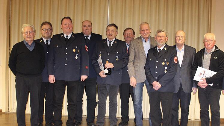 Ehrungen gab es für langjährige Mitgliedschaft bei der Freiwilligen Feuerwehr in Wildflecken (von links): Dieter Zurek (25 Jahre), Kommandant Georg Helfrich, Manfred Müller (40), Karl Willi Müller (40), Christian Breitenbach (45), Wolfgang Schmid (45), Paul Gundelach (45), Walter Erb (50), Walter Gutmann (50), Georg Gundelach (65) und Harry Schäfer (Vorsitzender des Feuerwehrvereins). Es fehlen: Johannes Lindner (40), Gerd Strömel (45), Dieter Gundelach (50), Adalbert Müller (65). Foto: Sebas...