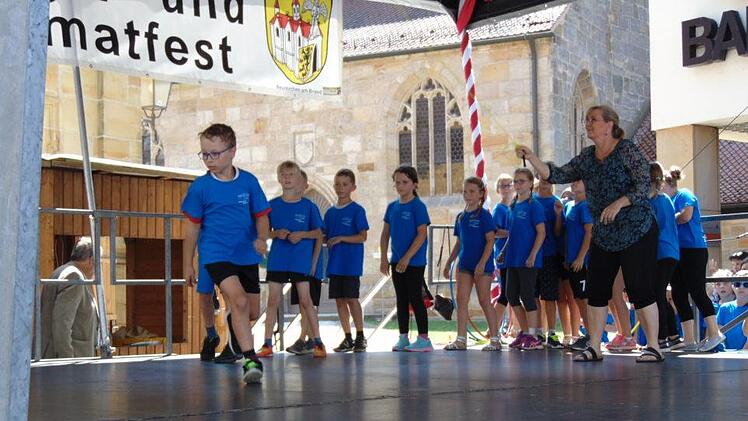 Schüler und Schülerinnen brachten sportliche Einlagen auf die Bühne.