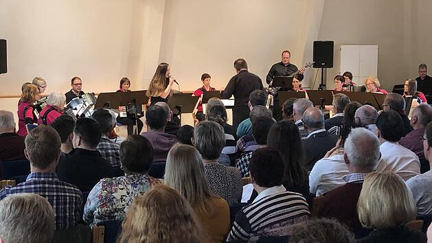 Das Akkordeonorchester Hammelburg hat bei einem Konzert bewiesen, dass man mit einem Akkordeon auch Popmusik spielen kann. Foto: Fabian Hamàk