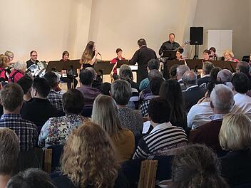 Das Akkordeonorchester Hammelburg hat bei einem Konzert bewiesen, dass man mit einem Akkordeon auch Popmusik spielen kann. Foto: Fabian Ham&agrave;k