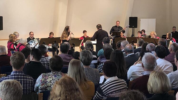 Das Akkordeonorchester Hammelburg hat bei einem Konzert bewiesen, dass man mit einem Akkordeon auch Popmusik spielen kann. Foto: Fabian Hamàk