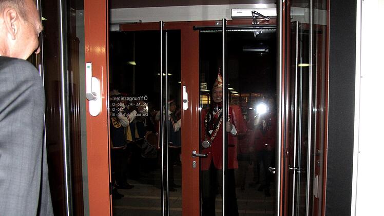 Bürgermsiter Süß wartet gleich hinter dem Eingang mit dem Schlüssel in der HAnd.