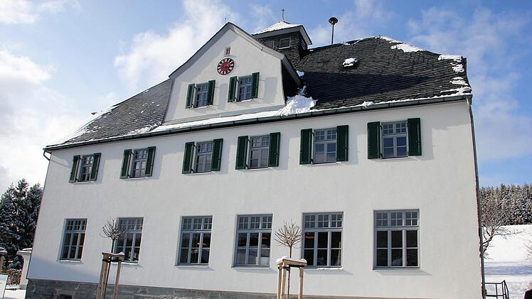 Aus der alten Schule in Kleintettau ist ein schmuckes Dorfgemeinschaftshaus geworden.  Foto: Veronika Schadeck