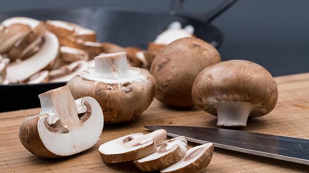 Muss man Champignons wirklich waschen und enthäuten? Experten sagen, dass diese Schritte für die Zubereitung nicht notwendig sind.
