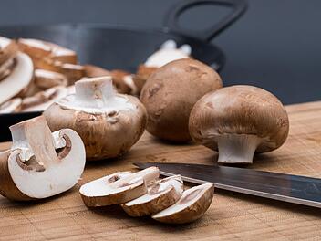 Muss man Champignons wirklich waschen und enthäuten? Experten sagen, dass diese Schritte für die Zubereitung nicht notwendig sind.