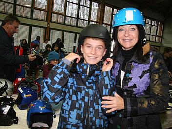 Welcher Helm sieht besser aus? Mama Kerstin Boog kam mit Sohn Nico extra aus Bayreuth nach Stadtsteinach, um mal ein paar Helme durchzuprobieren. Fotos: Sonja Adam