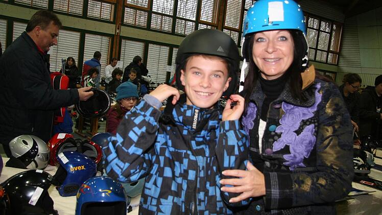 Welcher Helm sieht besser aus? Mama Kerstin Boog kam mit Sohn Nico extra aus Bayreuth nach Stadtsteinach, um mal ein paar Helme durchzuprobieren. Fotos: Sonja Adam