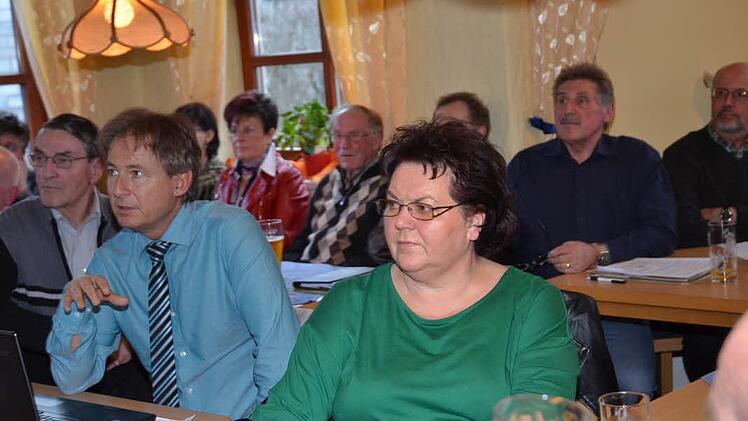 Aufmerksam verfolgten die Teilnehmer der Jahresversammlung der KVW die Ausführungen von Polizeirat und Leiter der PI Kronach, Uwe Herrmann (2.v.l.), der diese mit Bildern und Grafiken bekräftigte.