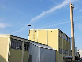 Die Heizzentrale der Biomassewärme Gmbh in der ehemaligen Kaserne kommt nicht in die Gewinnzone. Es fehlt an Abnehmern und sogar am Material zum Verfeuern.  Foto: Ralf Kestel