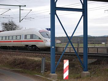 Der ICE bei Kersbach. Theoretisch könnten die Express-Züge nach dem Streckenausbau unter dem Forchheimer Bahnhof durchfahren. Foto: Hoch
