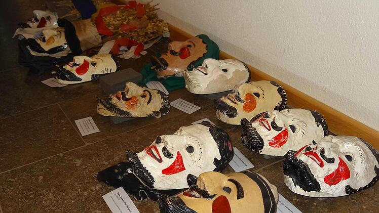Welche Maske kommt in die Ausstellung? Aufgereiht lagen die Masken nebeneinander. Die Entscheidung viel nicht leicht. Gezeigt werden Masken aus der ersten Hälfe des 19. Jahrhunderts bis hin zu heutigen Masken, die nach altem Vorbild nachgeschnitzt wurden. Foto: Marion Eckert