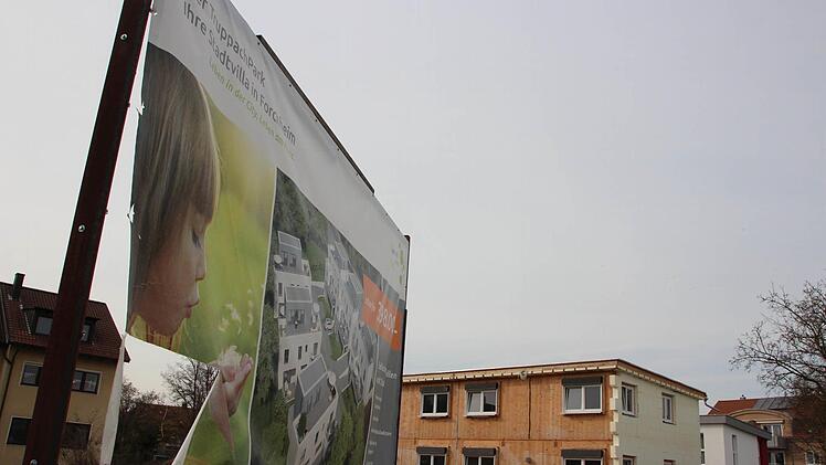 Das Autarkhaus-Werbeplakat ist zerfetzt, die Häuser am Tuppachpark sind unfertig, die Firma ist insolvent, Foto: Roepert
