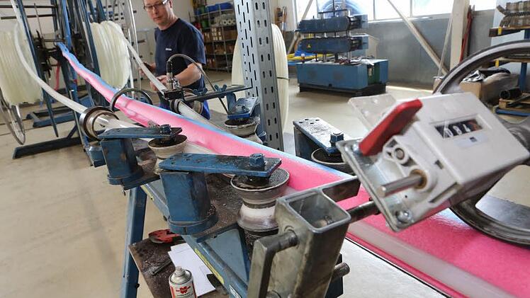 Die 55 Meter lange Maschine für die Rohrproduktion am Anfang der Fertigung (hinten Mitarbeiter Thomas Krüger) Foto: Barbara Herbst