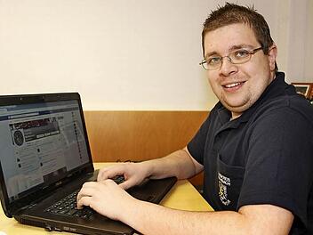 Jörg Geyer bringt die Feuerwehr Stadtsteinach auf Facebook groß raus.  Foto: Sonja Adam